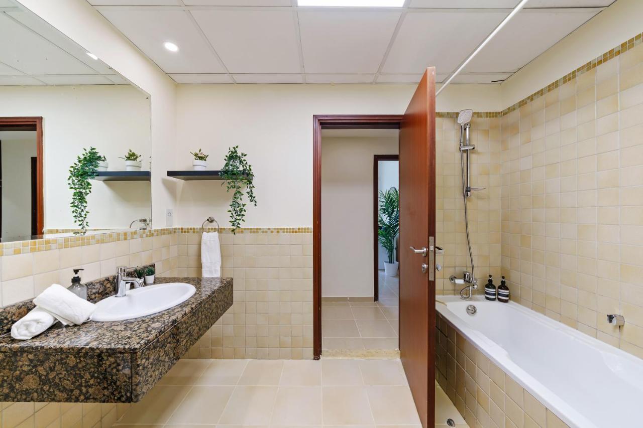 Large Jbr 2br W/ Balcony / Heart Of Marina Appartement Dubaï