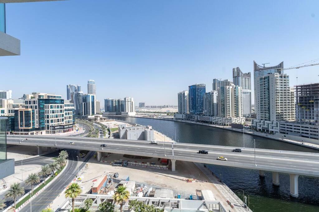 Modern Studio With Prime View Of Canal *