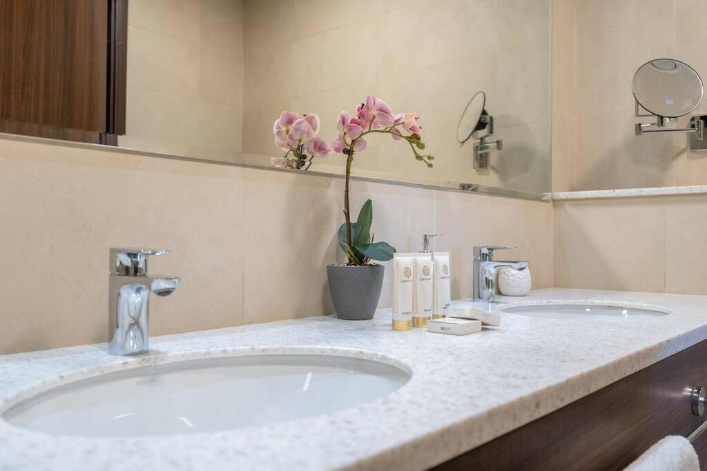 Appartement Exquisite Minutes Away From The *