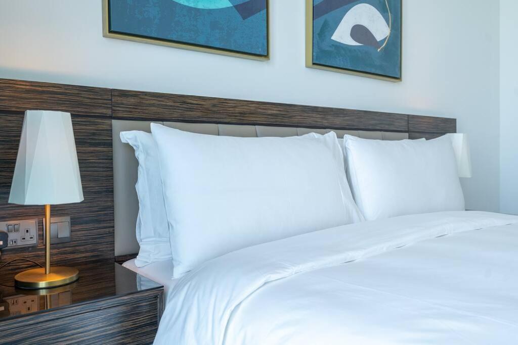 Apartment Exquisite Minutes Away From The