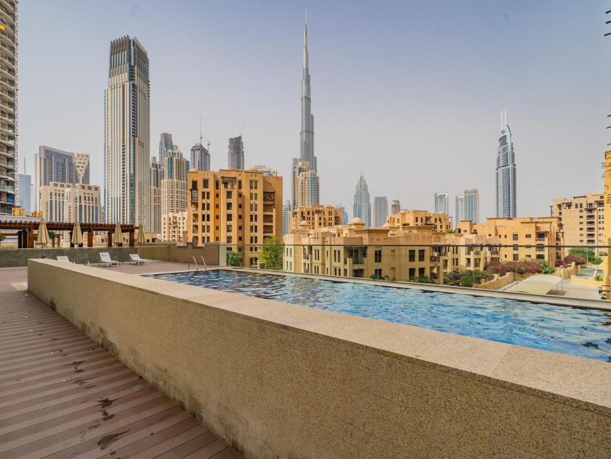 Monty Holiday - Incredible Burj Khalifa View From This Vibrant Apt