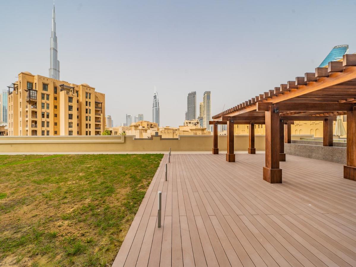 Monty Holiday - Incredible Burj Khalifa View From This Vibrant Apt