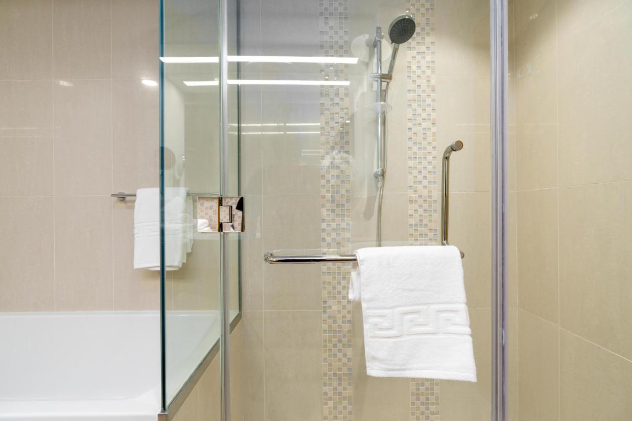 Ultimate Bay View: Burj Khalifa Pool Retreat Apartment Dubai