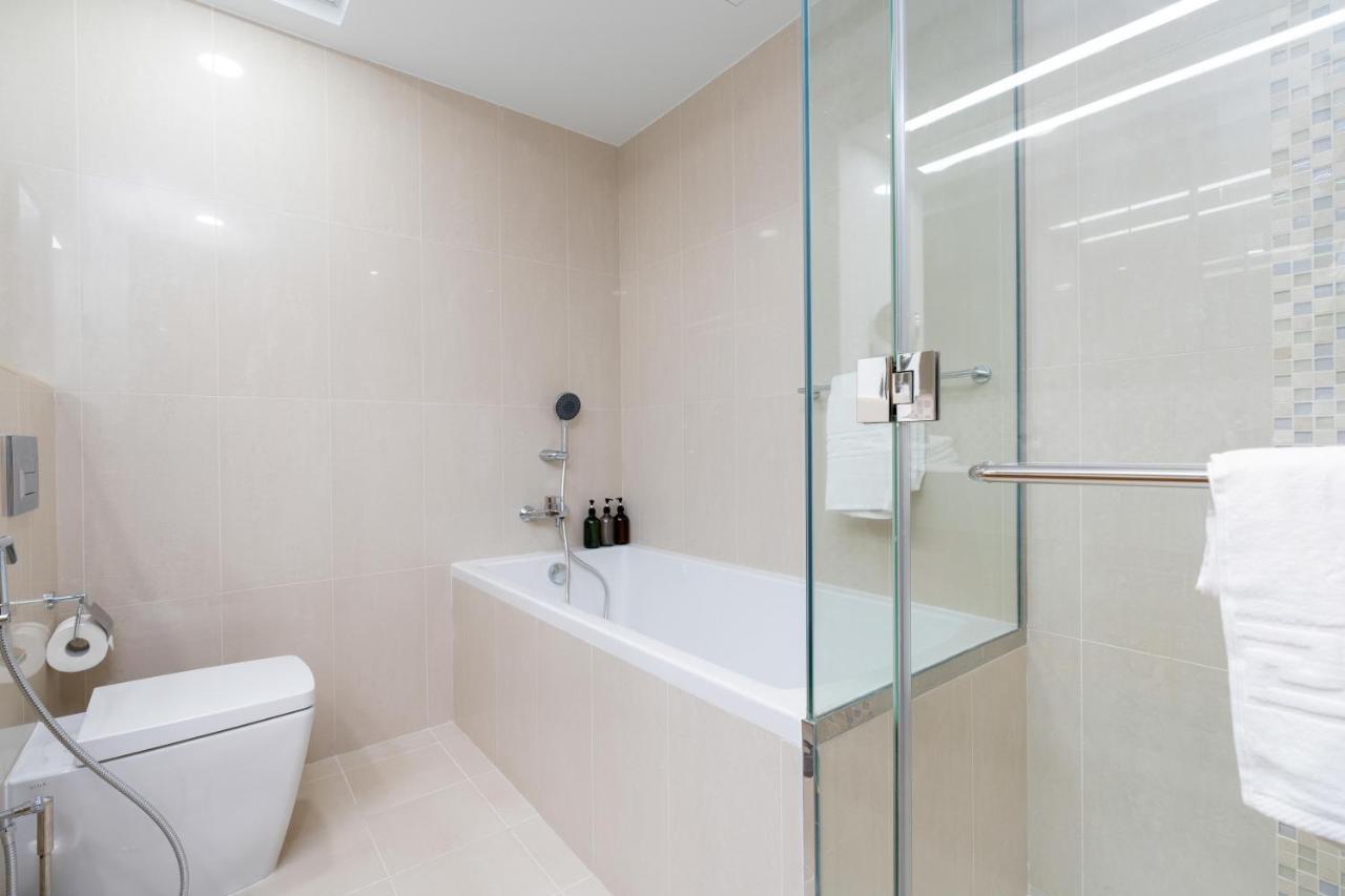 Ultimate Bay View: Burj Khalifa Pool Retreat Apartment