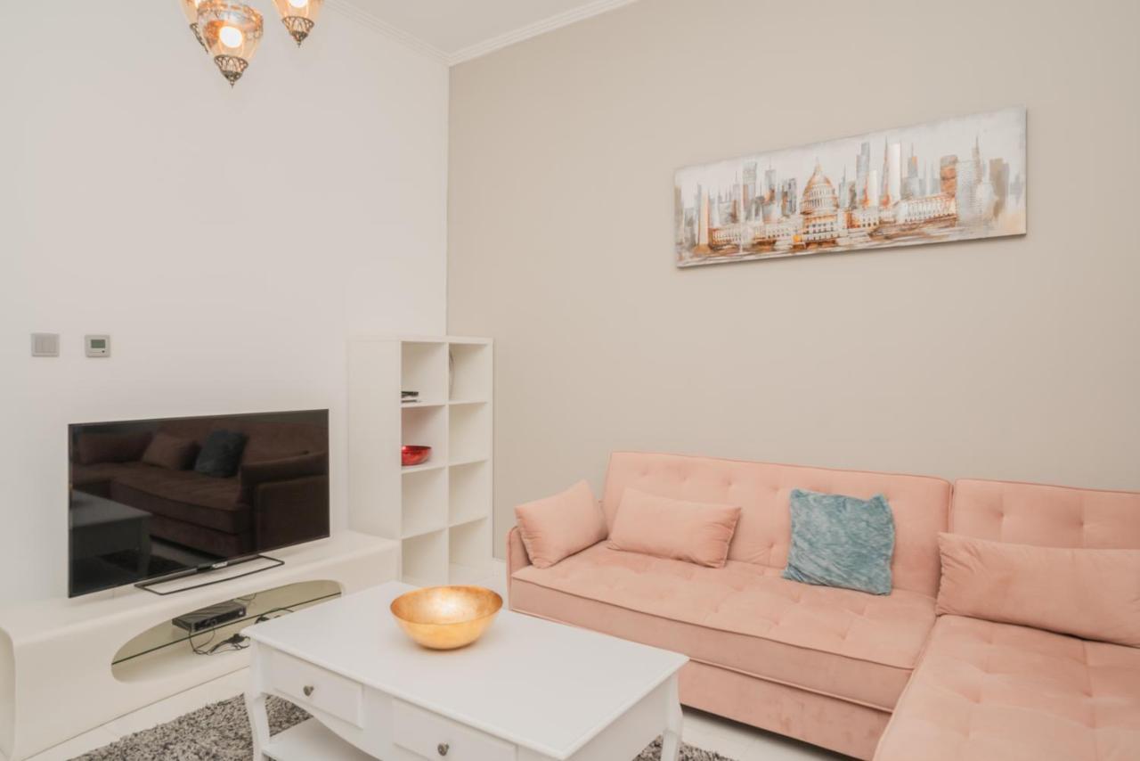 Large 2 Bedroom, Pool And Gym Access, Cayan Tower