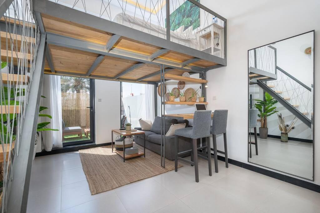 Tropical Loft With Working Station In Jvc Apartment