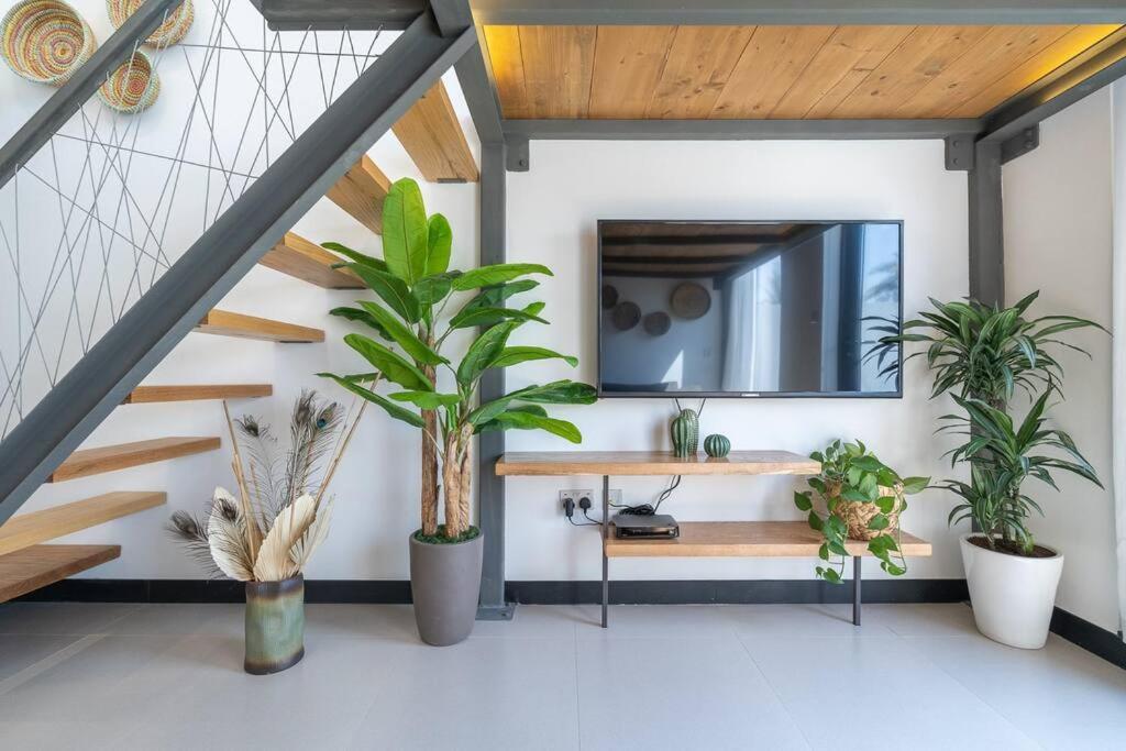 Tropical Loft With Working Station In Jvc
