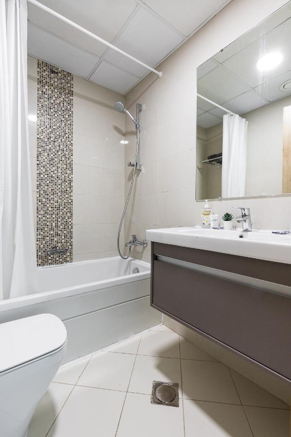 Lovely Unit With Marina View Semesterbostad