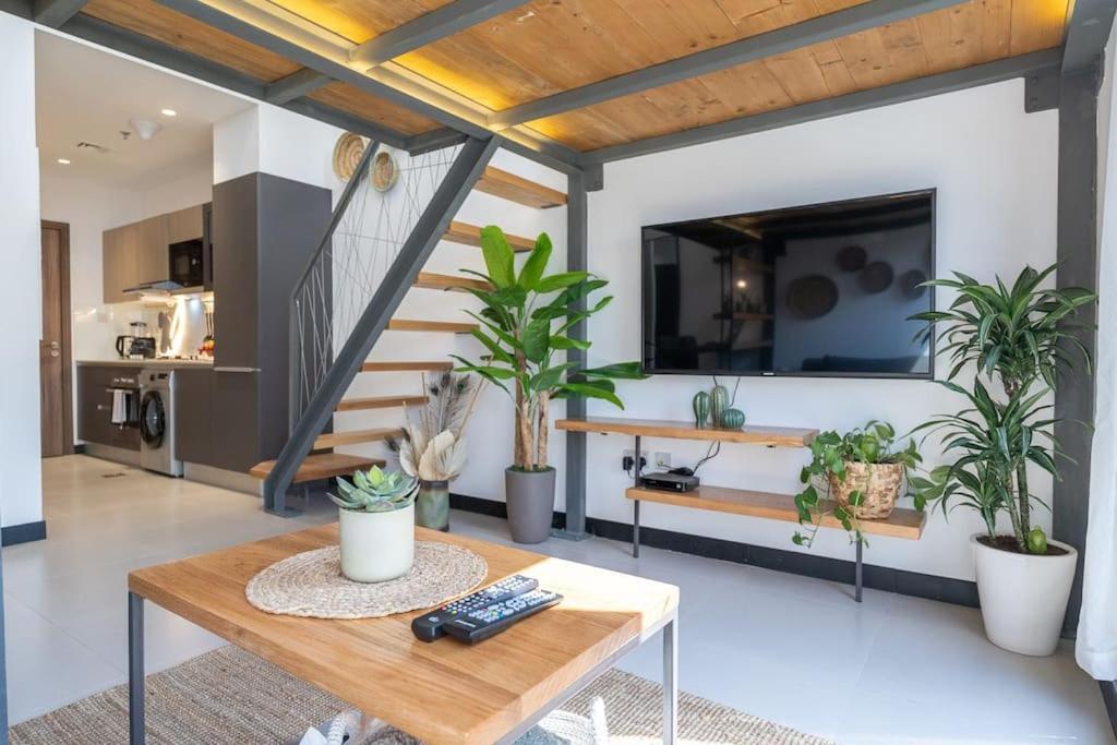 Tropical Loft With Working Station In Jvc * Dubai