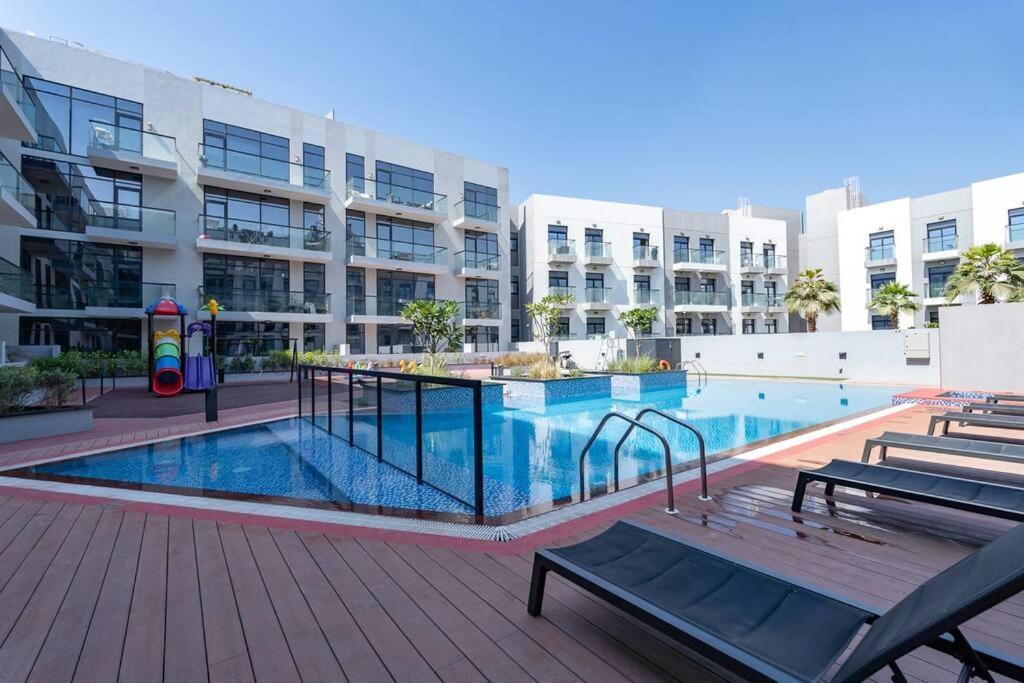 Apartament Tropical Loft With Working Station In Jvc Dubai