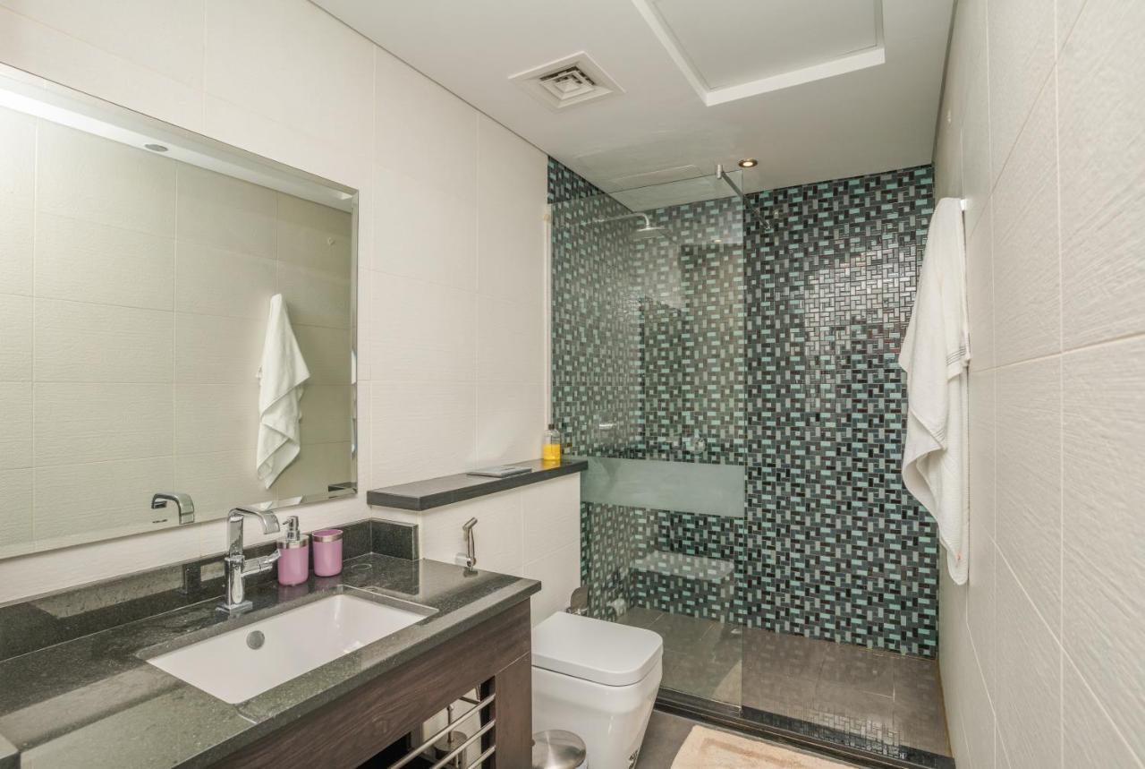 Large 2 Bedroom, Pool And Gym Access, Cayan Tower * Dubai