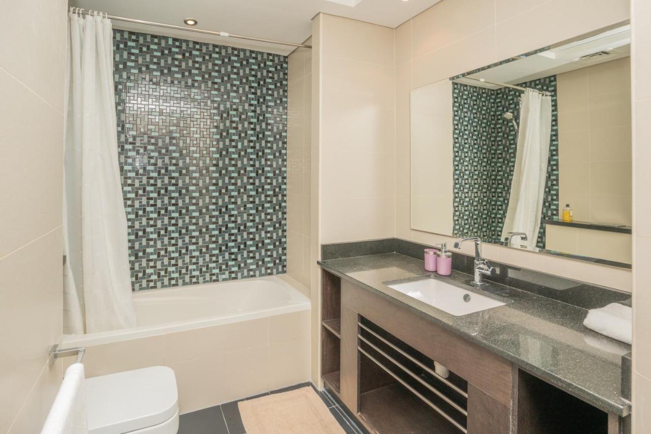 Large 2 Bedroom, Pool And Gym Access, Cayan Tower *