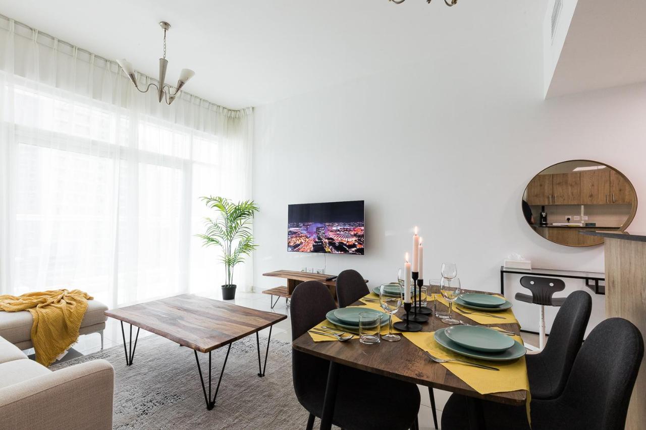 Lovely Unit With Marina View Semesterbostad