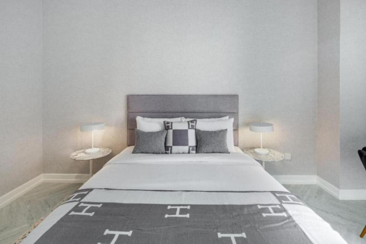 Azure, Marina - Majestic Two Bedroom Lejlighed *
