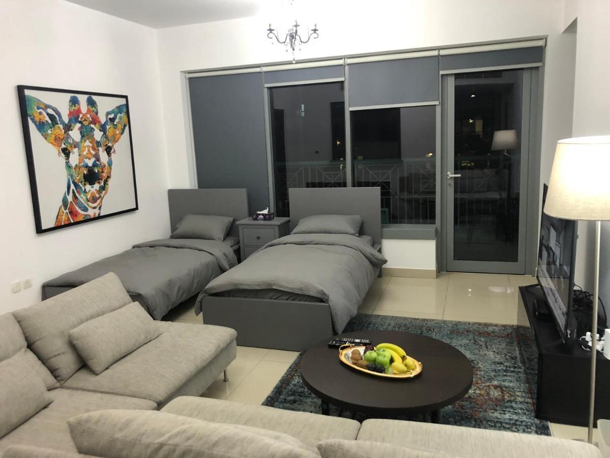 Apartemen Downtown Boulevard One Bedroom Apt In 29 Blvd غرفة وصالة Burj & Fountain View Master Bedroom Plus 2 Single Beds In Living Dubai