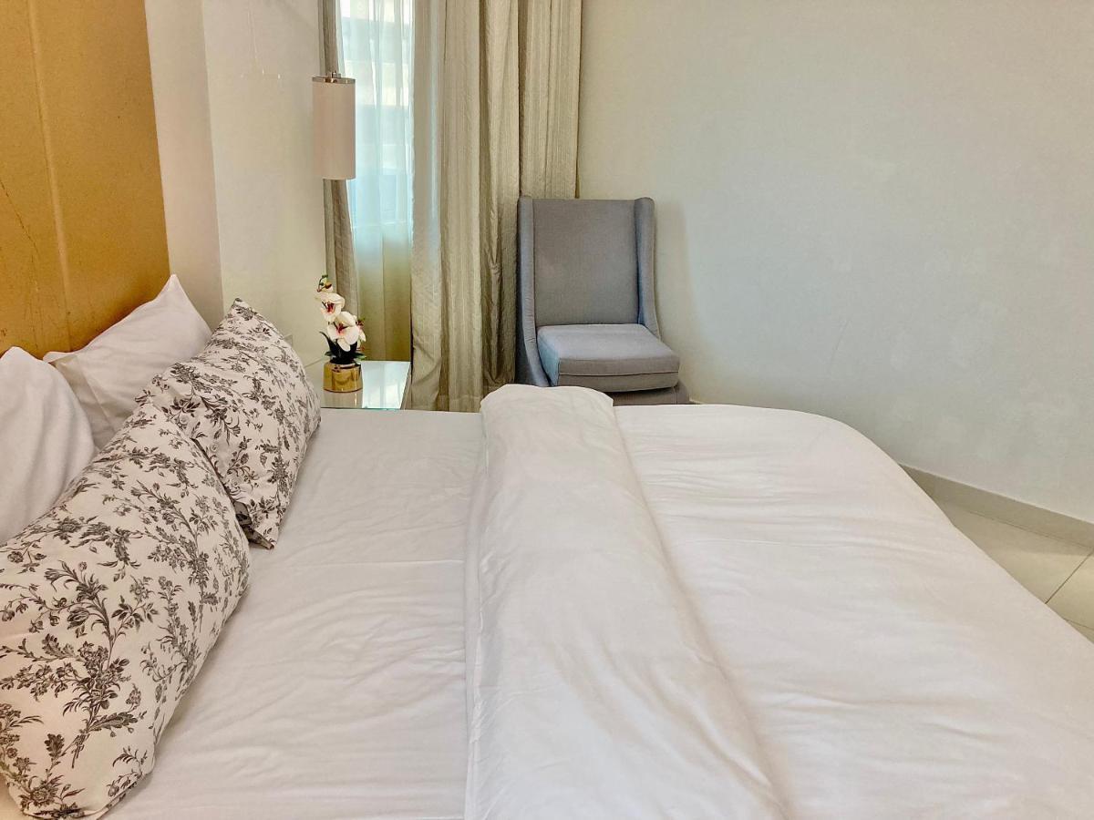 Apartemen Superhost - High-rise Chic Apt With Incredible Skyline Views *