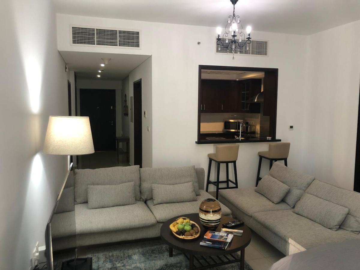 Apartemen Downtown Boulevard One Bedroom Apt In 29 Blvd غرفة وصالة Burj & Fountain View Master Bedroom Plus 2 Single Beds In Living Dubai