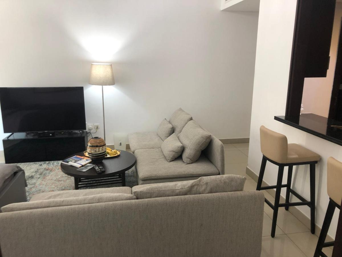 Apartemen Downtown Boulevard One Bedroom Apt In 29 Blvd غرفة وصالة Burj & Fountain View Master Bedroom Plus 2 Single Beds In Living Dubai