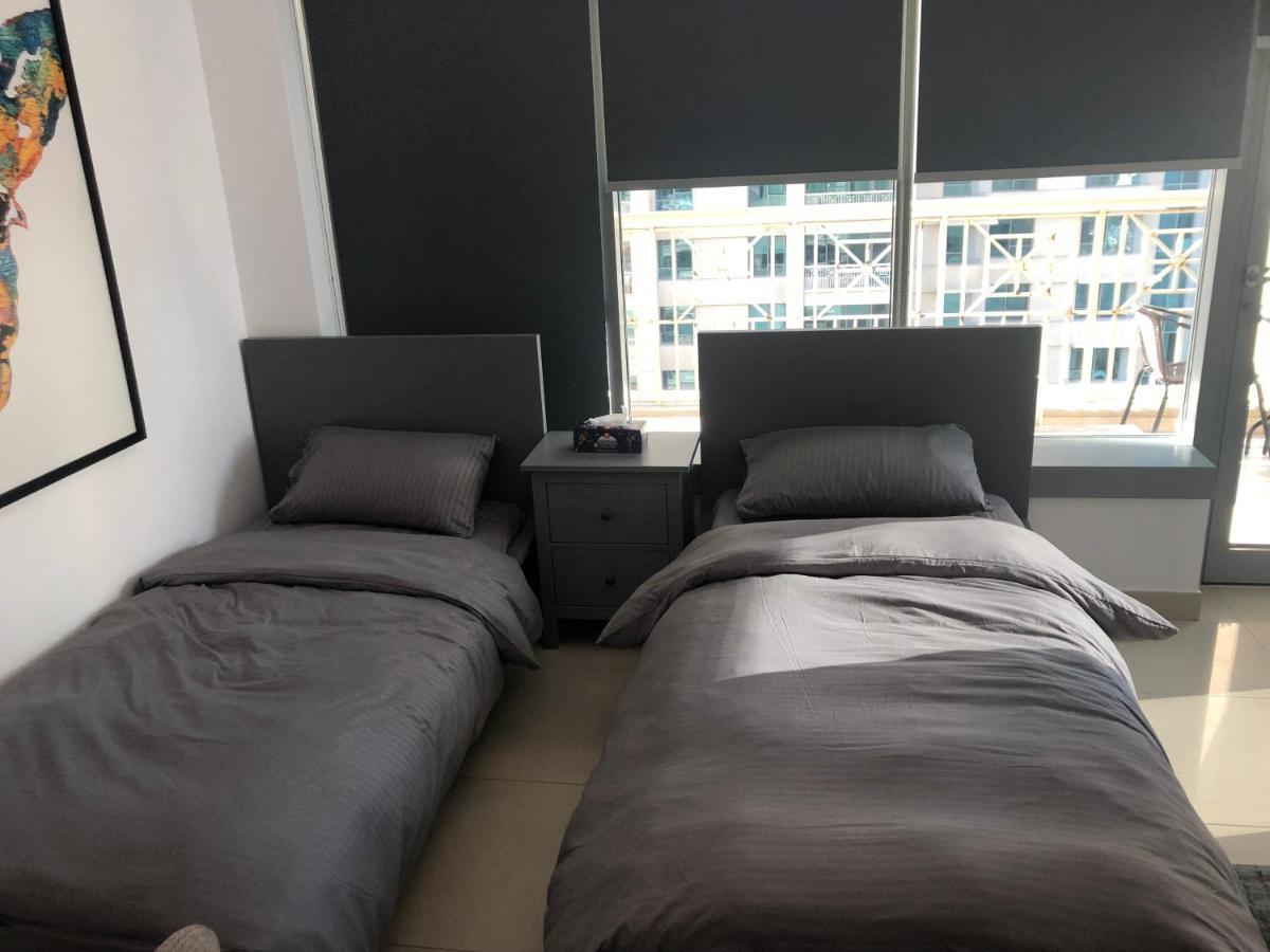 Apartemen Downtown Boulevard One Bedroom Apt In 29 Blvd غرفة وصالة Burj & Fountain View Master Bedroom Plus 2 Single Beds In Living