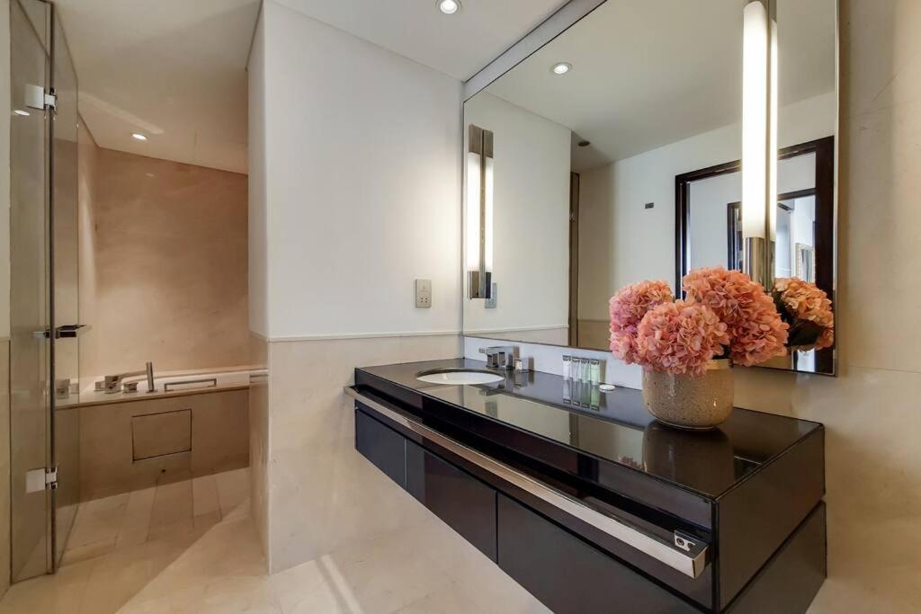Semesterbostad 5-star Address Marina Mall Stunning Marina Views 3-bedroom Dubai