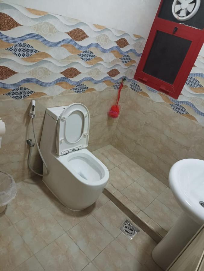 Moon Backpackers , Al Rigga , Partition For Couples And For Singles * Dubái