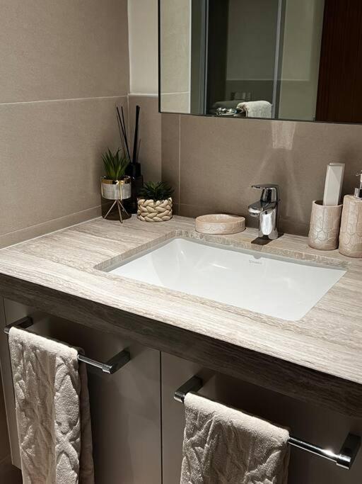 Luxurious 2 Bed Sleeps 6 In Downtown Apartament *