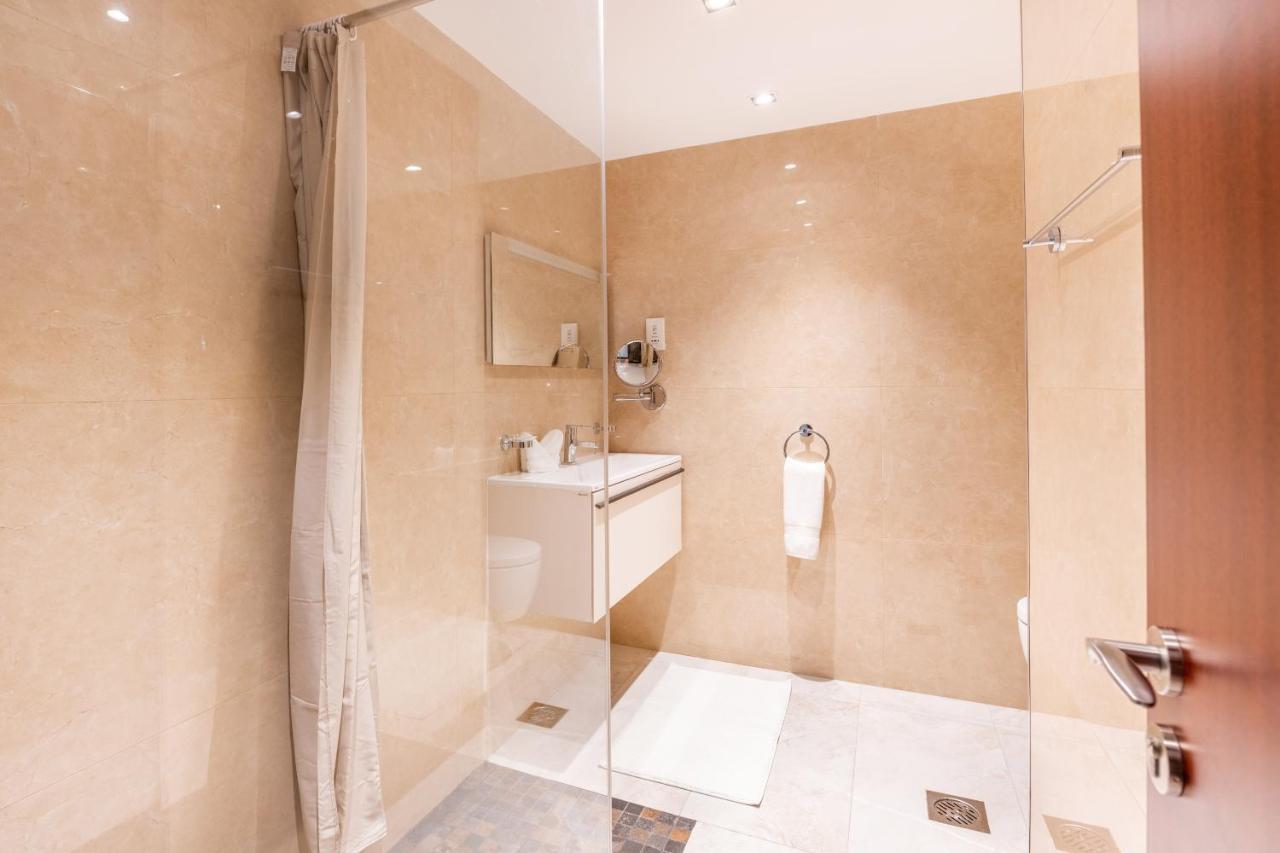 Apartamento Deluxe Retreat In Jbr - Million Dollar View - Balcony *