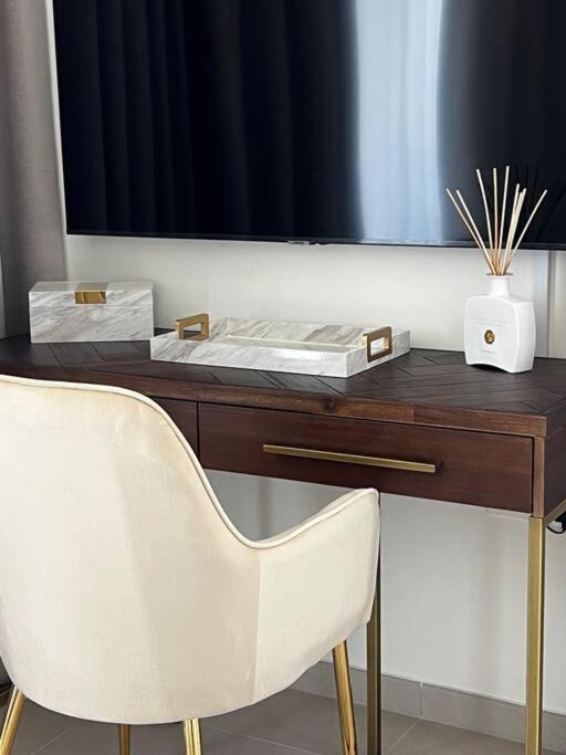 Luxurious 2 Bed Sleeps 6 In Downtown Apartament *