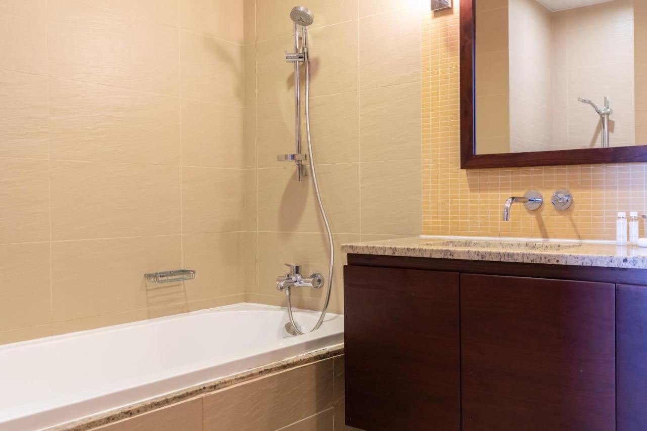 Apartamento Maison Privee - Palm Jumeirah Luxury Apt W Access To Exclusive Beach, Pool, And Gym