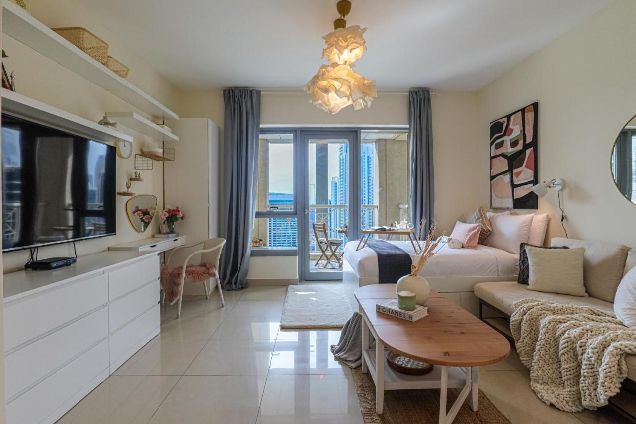Higuests - Snug Studio With Balcony In The Heart Of Downtown Apartemen *
