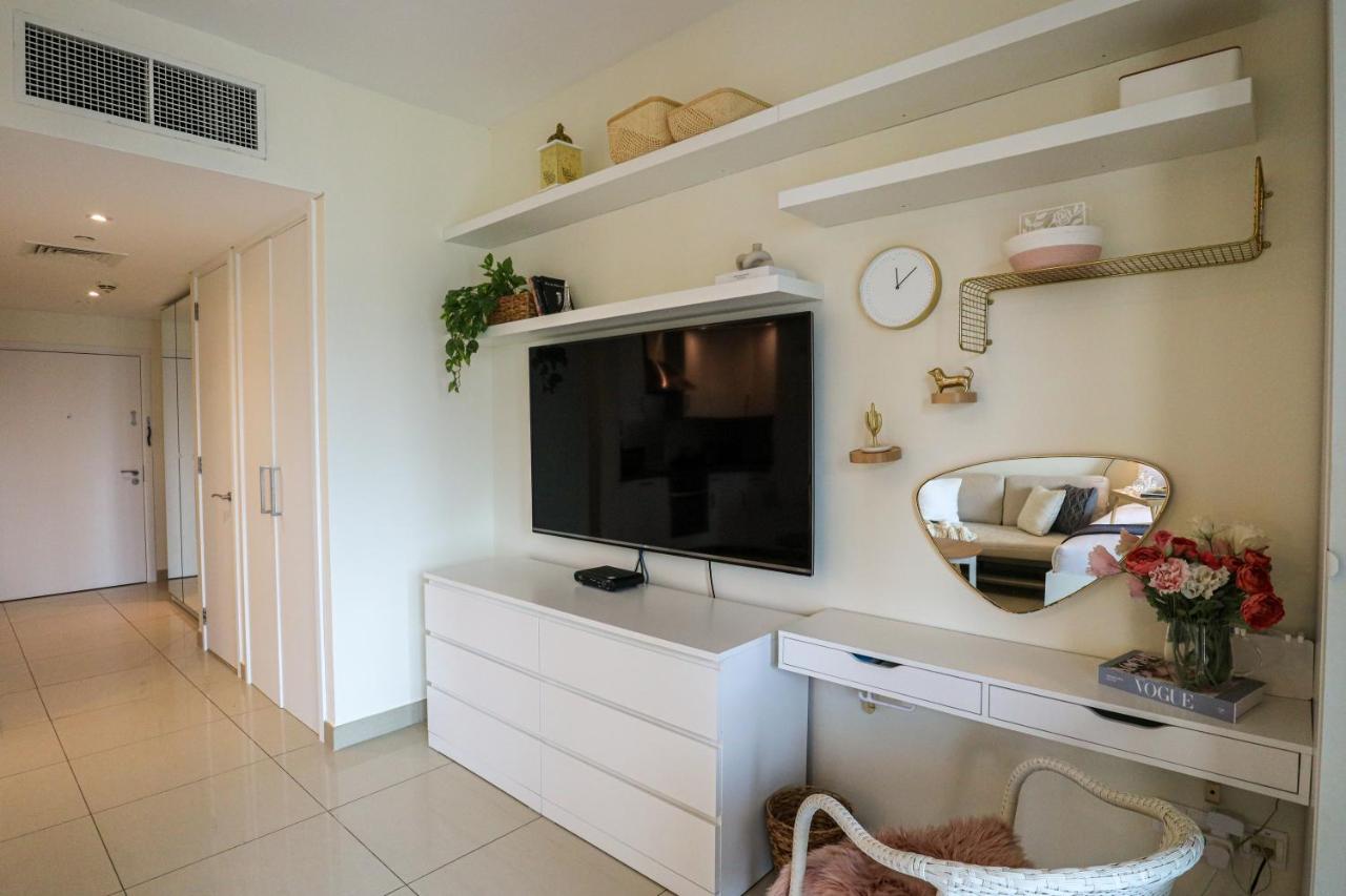 Higuests - Snug Studio With Balcony In The Heart Of Downtown Apartemen