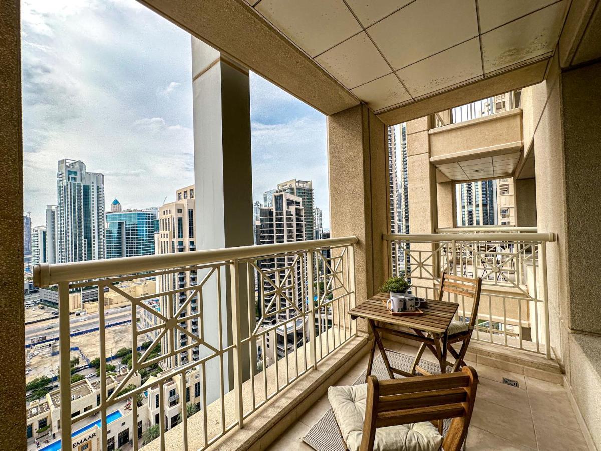 Apartemen Higuests - Snug Studio With Balcony In The Heart Of Downtown