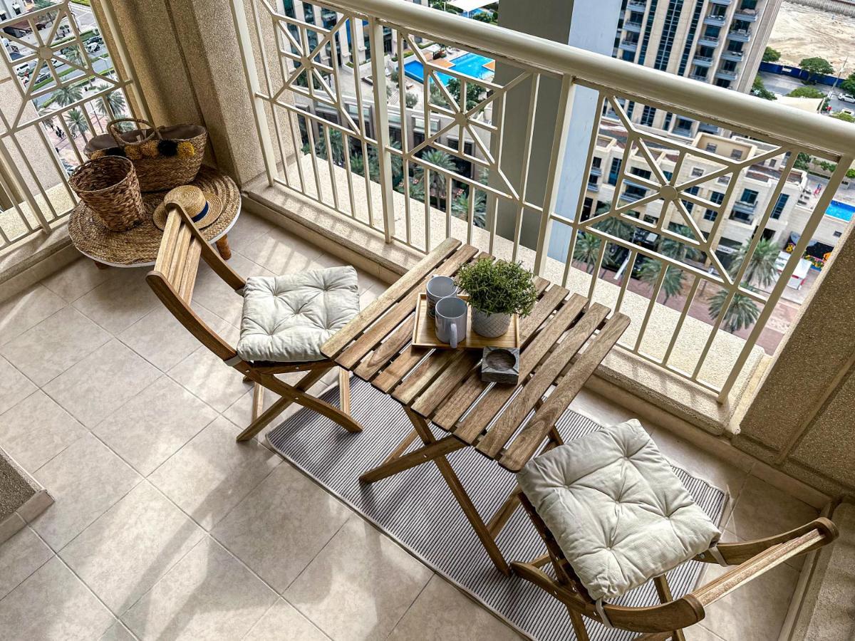 Higuests - Snug Studio With Balcony In The Heart Of Downtown Apartemen