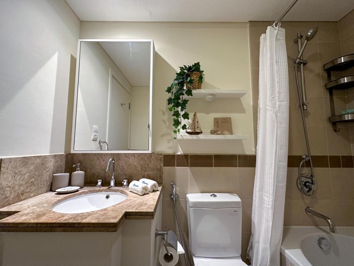 Higuests - Snug Studio With Balcony In The Heart Of Downtown Apartemen