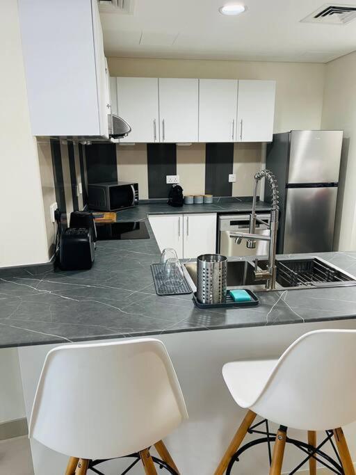 Apartment Ocean Heights - Spacious 1 Bedroom With Sea View & Free Parking