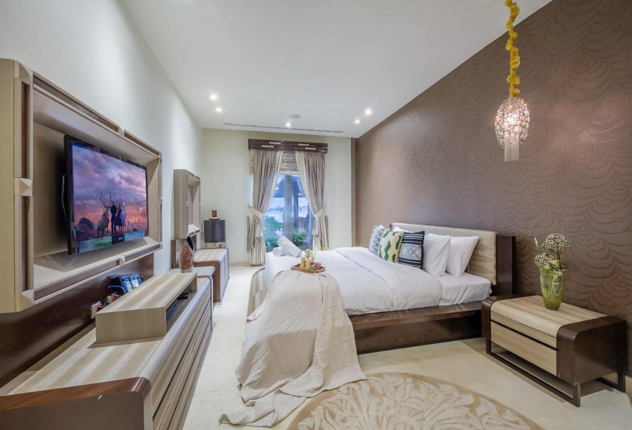 Manzil - Ultra Luxury 6br Signature With Pool, Theatre And Beach Access In Palm Jumeirah Villa *