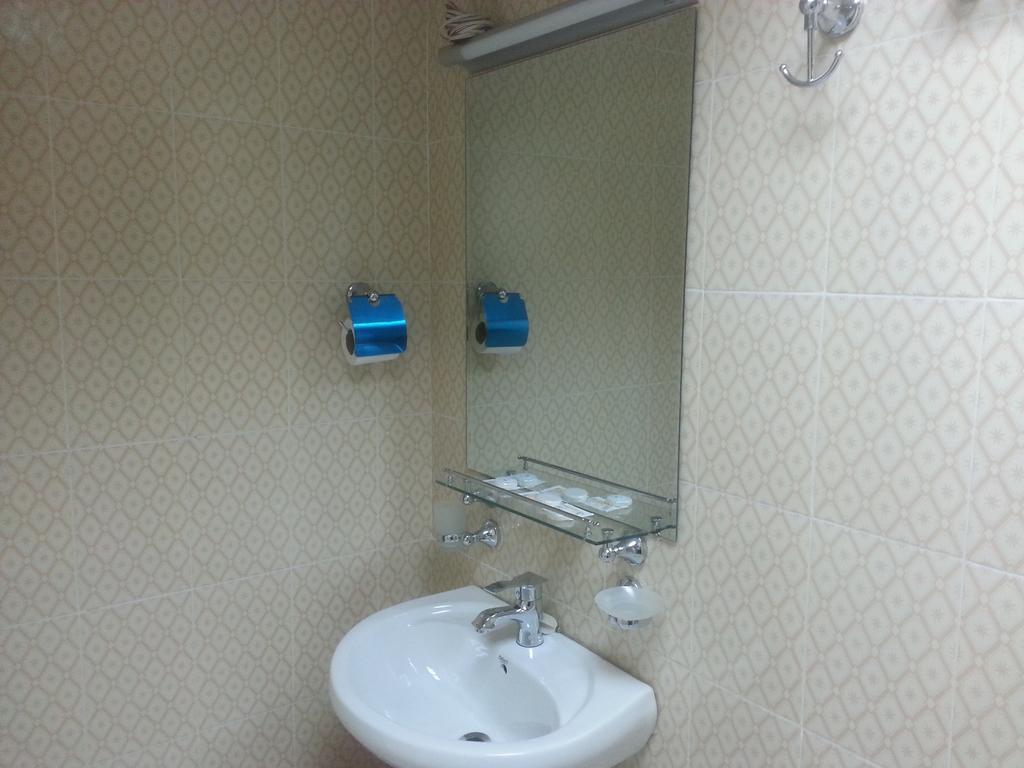 Royal Creek Hotel *