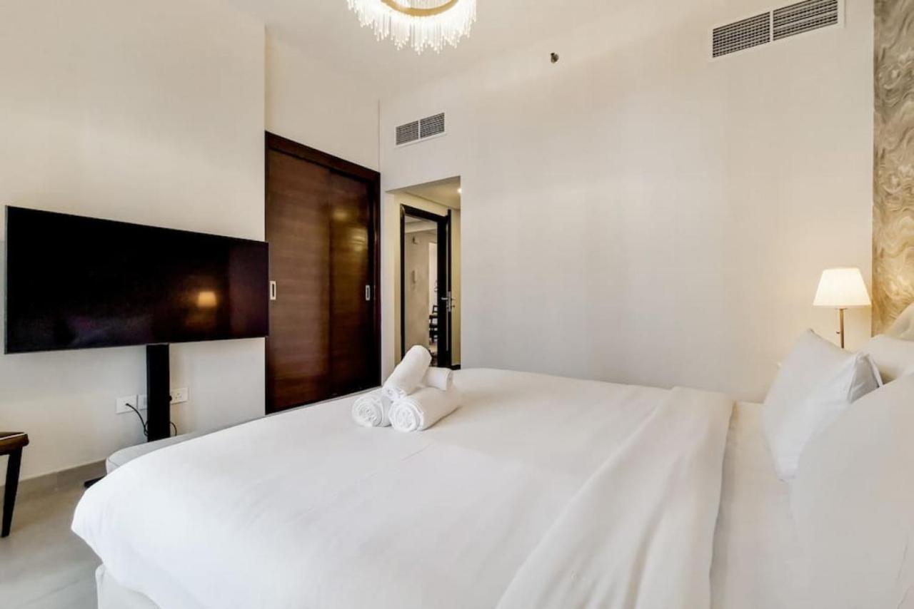 Sparkle Tower 1, Marina - Bright Two Bedroom Appartement