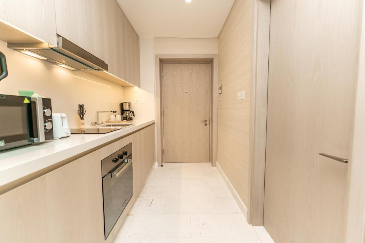 Fam Living - Palm Tower - Palm Jumeirah Views Apartment