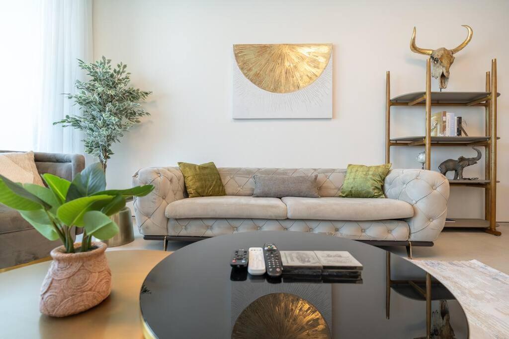 Suiteable Homes - Sensational 3 Bedroom With Mesmerizing Seaview Apartment *