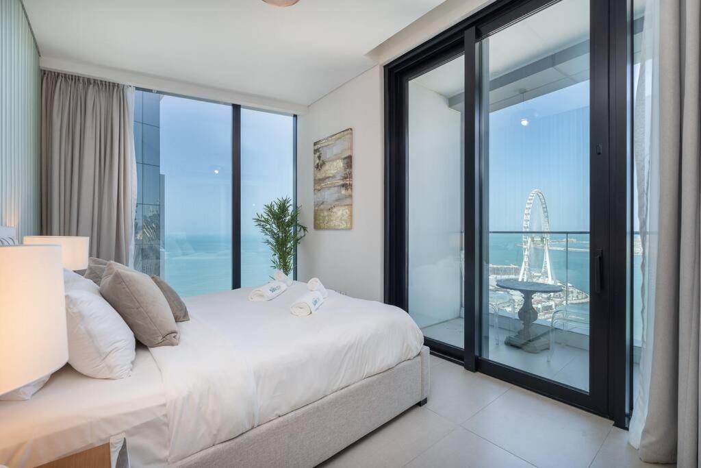 Suiteable Homes - Sensational 3 Bedroom With Mesmerizing Seaview *