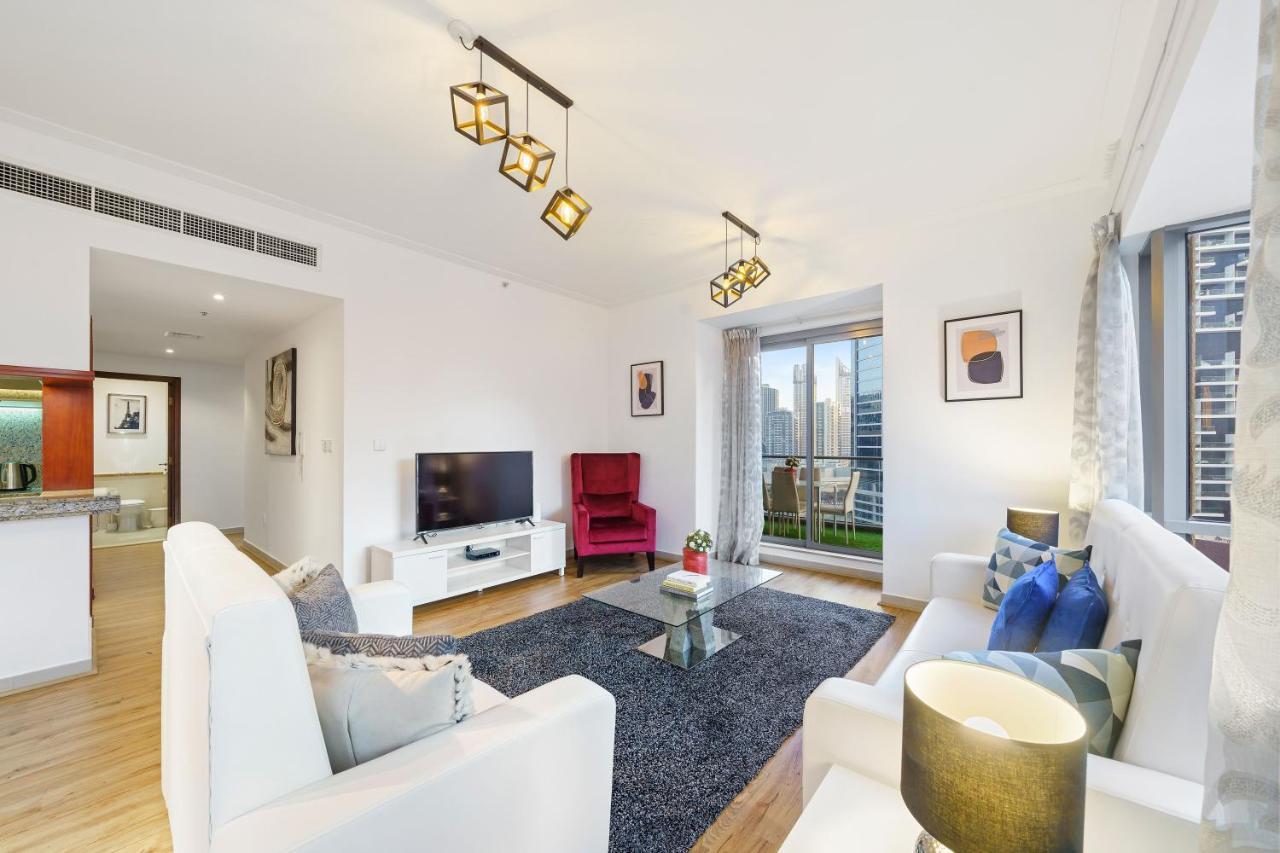 Contemporary & Roomy 2br With Burj Khalifa View Lejlighed