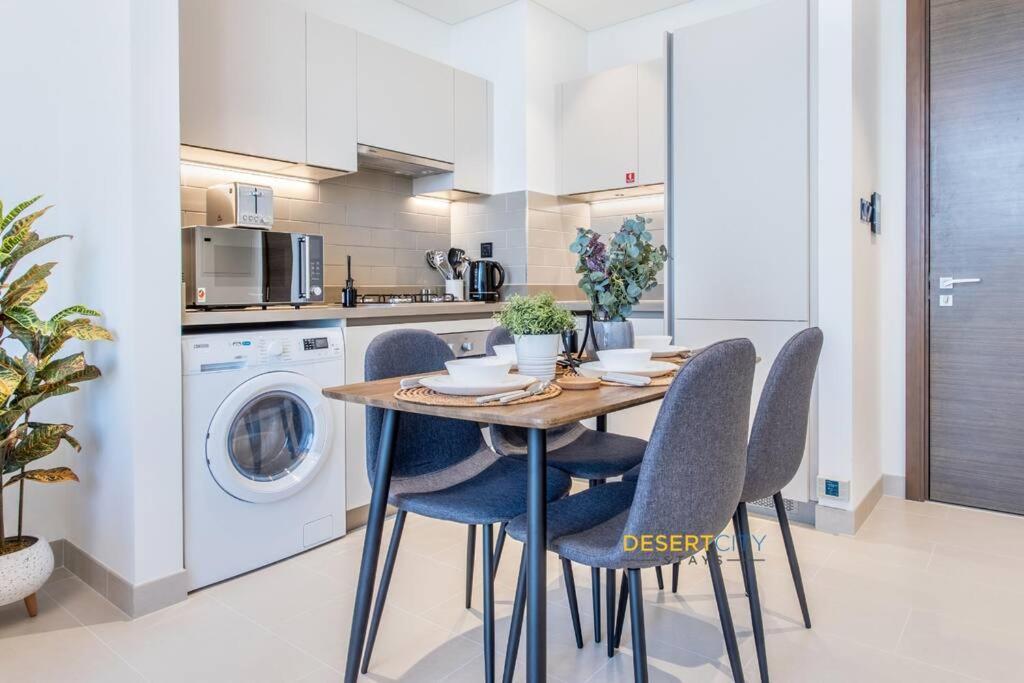 One Bed With Creek Views, Hosted By Desert * Dubaï