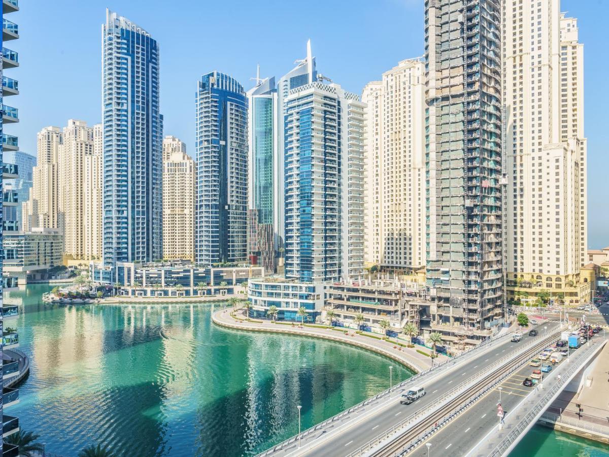 Sweeping Marina View Near The Metro Station *