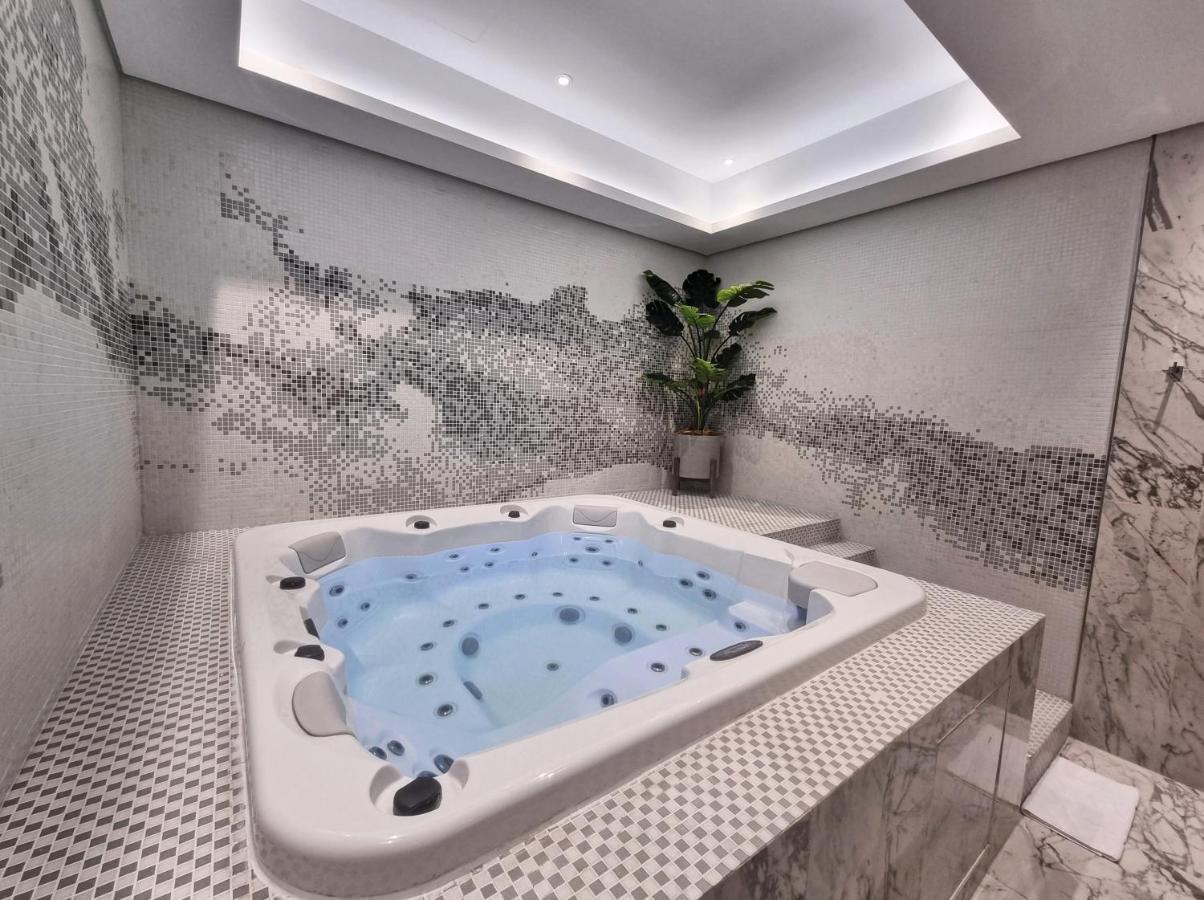 Downtown's Highest Pool & Full 5-star Luxury With Gym, And Restaurants Dubái