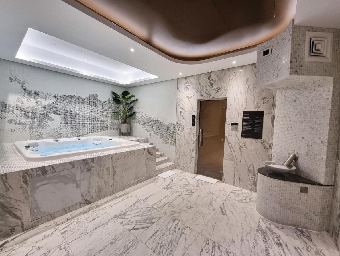 Downtown's Highest Pool & Full 5-star Luxury With Gym, And Restaurants * Dubái