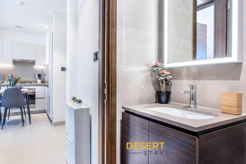 One Bed With Creek Views, Hosted By Desert Appartement Dubaï