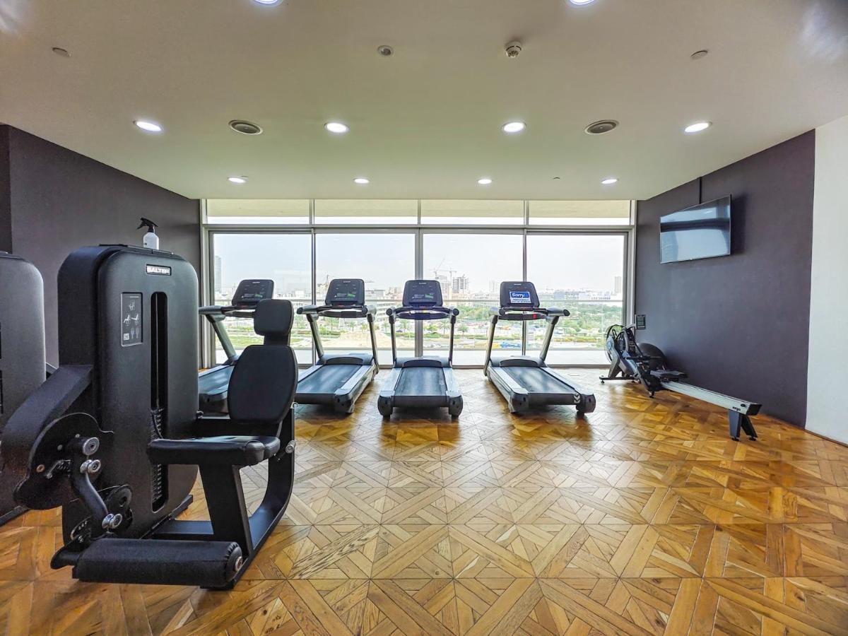 Luxury With Pool View In Vibrant Community Apartemen