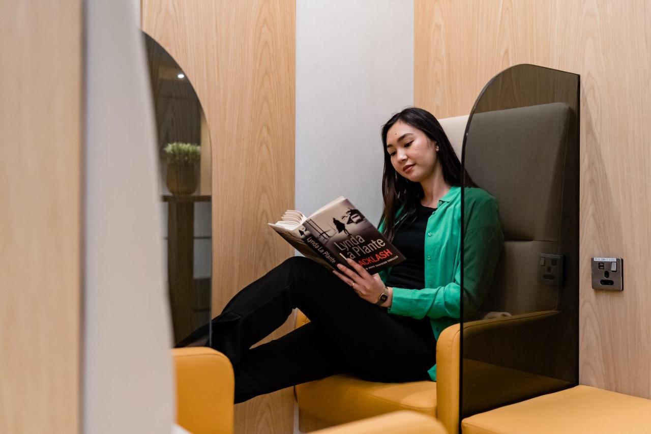 Sleep 'n Fly Sleep Lounge, B-gates Terminal 3 - Transit Only Hotel a capsule *