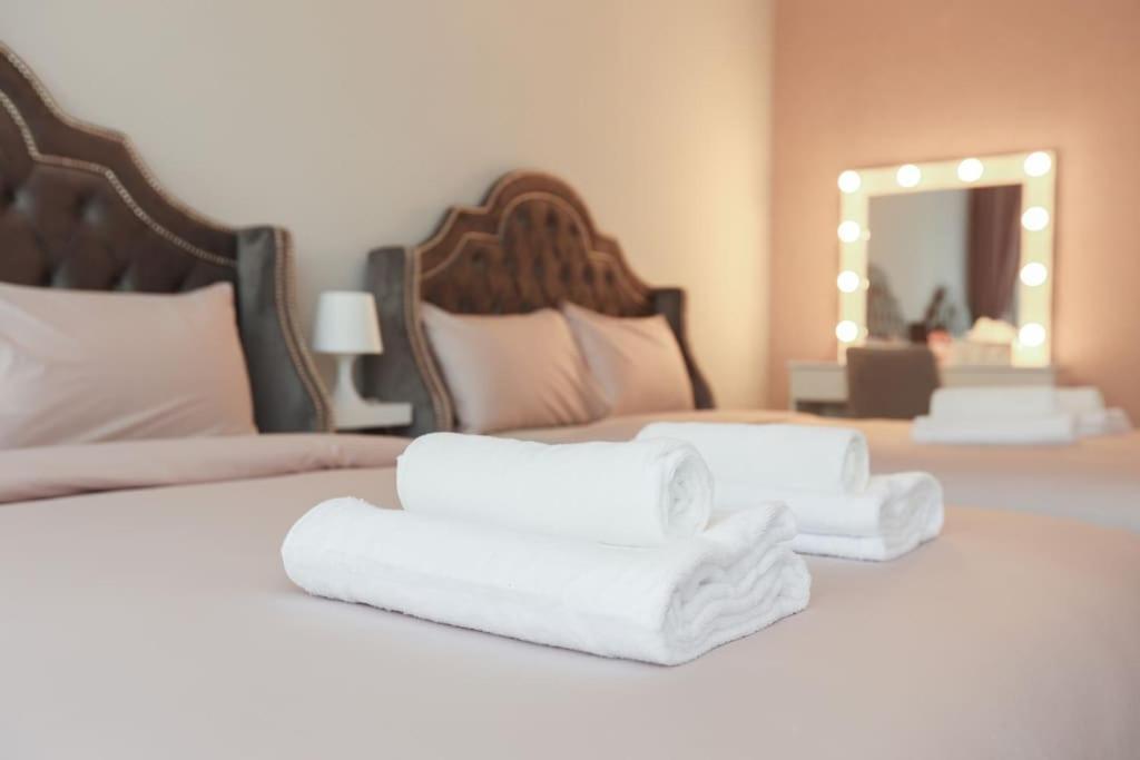 Downtown French Chic Apartment Dubai